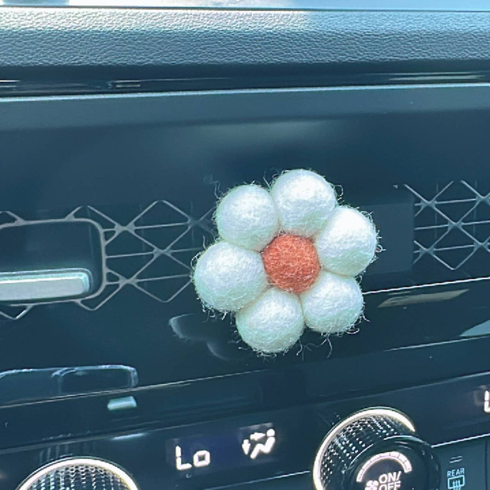 
                      
                        Daisy car vent clip / car diffuser
                      
                    